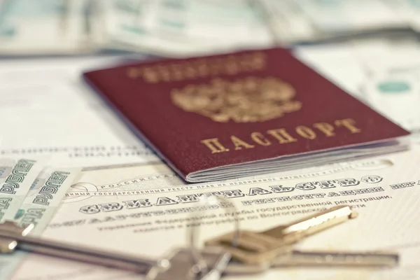 Passport, keys and the certificate of ownership of the apartment — Stock Photo, Image