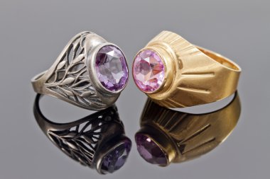 İki eski altın ve gümüş yüzük