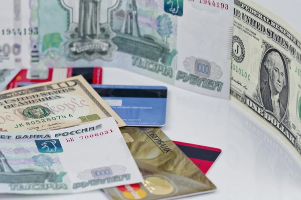 Російський рубль, нам долар і пластикові кредитні картки — стокове фото