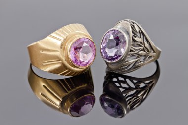 Altın ve gümüş değerli taşlar ile iki eski yüzüğü