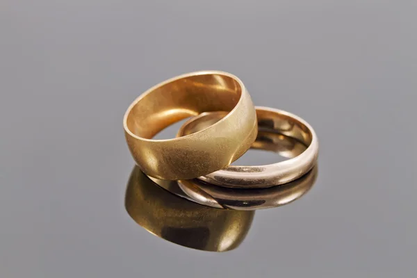 골드 결혼 반지: 좁고 넓은 — 스톡 사진
