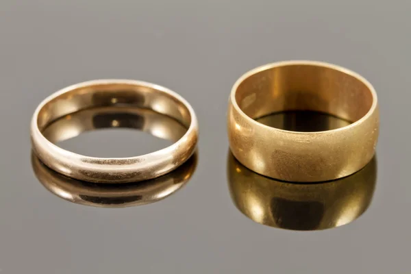 Χρυσά γαμήλια δαχτυλίδια: στενό και wide — Φωτογραφία Αρχείου