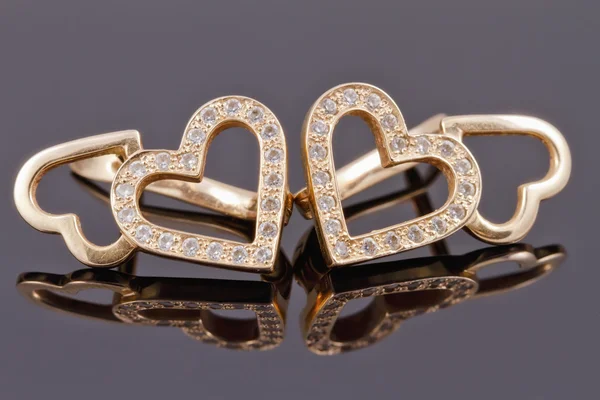 Gouden sieraden in de vorm van harten — Stockfoto