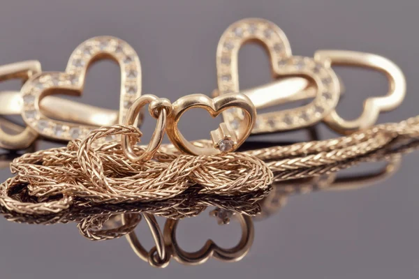 Joyas de oro en forma de corazones — Foto de Stock