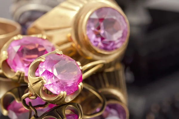 Złote kolczyki i pierścionek z ruby — Zdjęcie stockowe