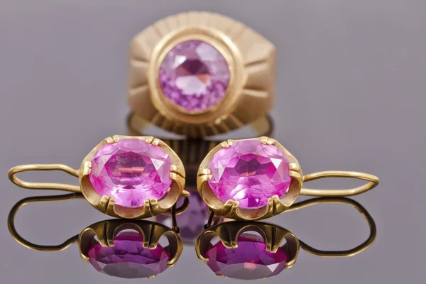 Örhängen av guld och en ring med ruby — Stockfoto