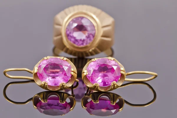 Anting emas dan cincin dengan ruby — Stok Foto