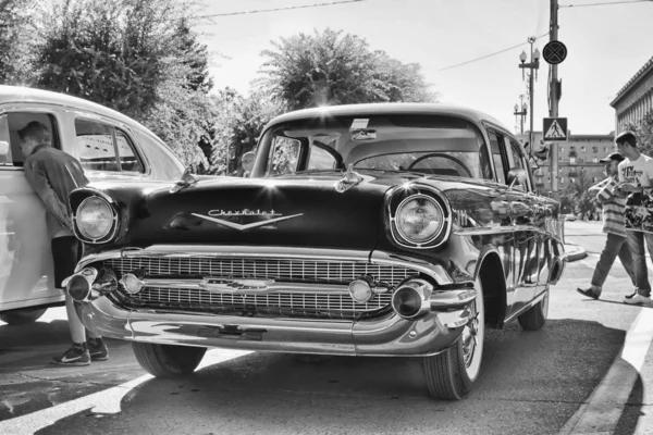 Old Chevrolet on exhibition of vintage cars — Stock Photo, Image