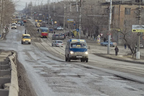 Автомобіль повинен йти навколо ями на дорозі на трамваї треків — стокове фото