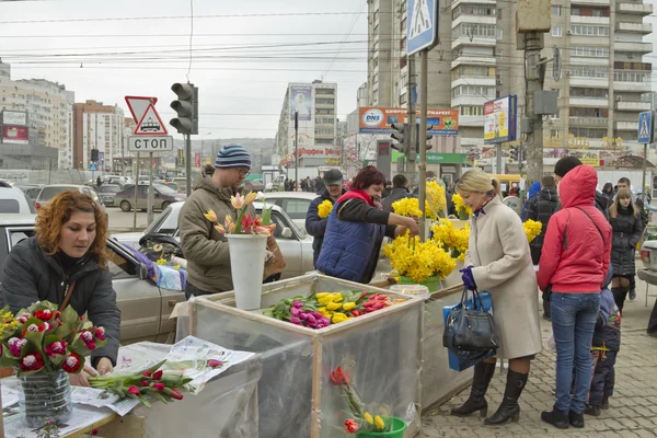 High demand for flowers in connection with international women's day on the streets — Stock Photo, Image