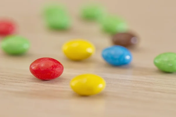 Candy utspridda på bordet — Stockfoto
