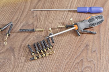 Vida ve yerde yatarken tornavida