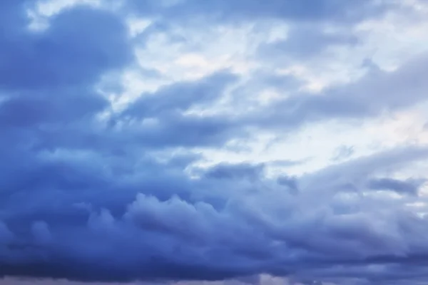 Nubes de tormenta en el cielo a principios de primavera —  Fotos de Stock