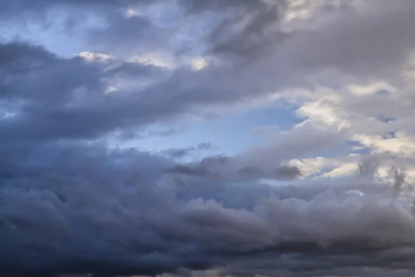 Bouřková mračna na obloze v předjaří — Stock fotografie