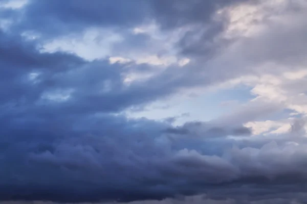 Bouřková mračna na obloze v předjaří — Stock fotografie