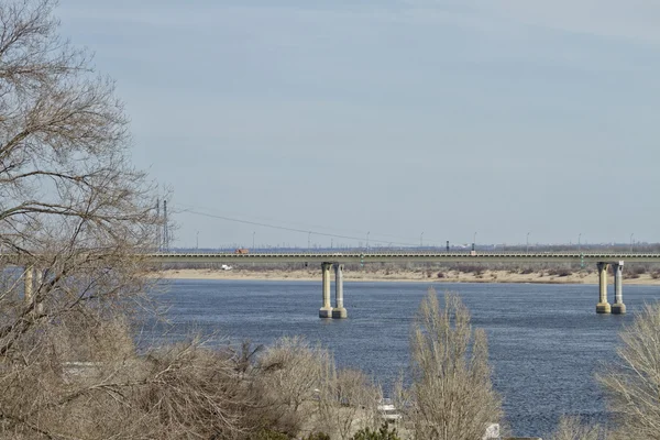 Ponte de dança através do rio Volga em Volgograd — Fotografia de Stock