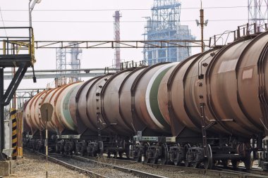 Eski demiryolu tank ile reaktifler ve bileşenleri fabrikada geliyor