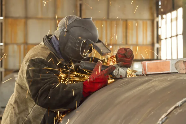 Welder mengelas multi-pass weld dari shell dari penukar panas — Stok Foto