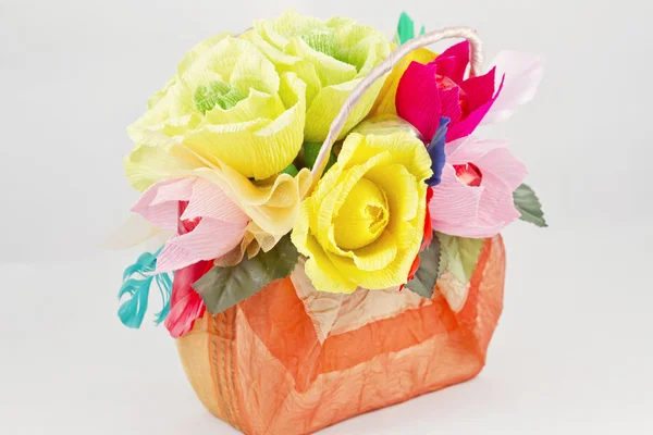 Ramo de flores hechas a mano de papel de colores y dulces — Foto de Stock