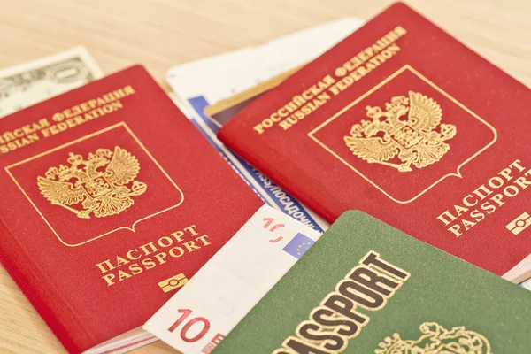 料金は、旅行前に。忘れてはならないもの: パスポート、航空券 — ストック写真