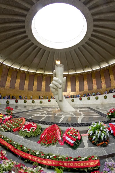 Ghirlande di fiori che posano al monumento della fiamma eterna i — Foto Stock