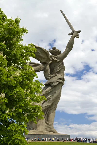 The sculpture of the Motherland is Calling Mamayev Kurgan on the — Stock Photo, Image