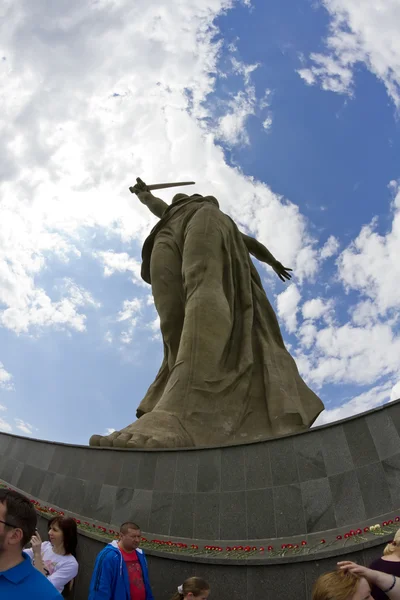 Al pie del monumento de la Patria llama en Mamayev Kurga — Foto de Stock
