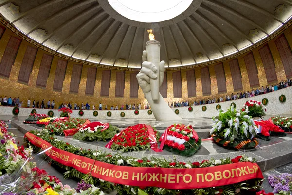 Ghirlande di fiori che posano al monumento della fiamma eterna i — Foto Stock