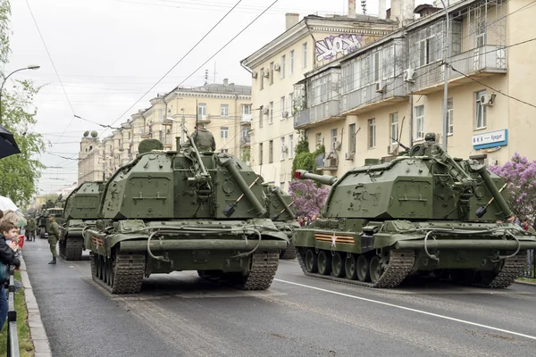 Una columna de vehículos blindados y tanques construidos fuera del mundo t — Foto de Stock