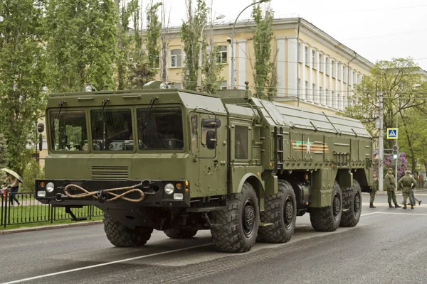 Fuerzas de cohetes tractor de ruedas pesadas de Rusia estaba en la tercera c — Foto de Stock