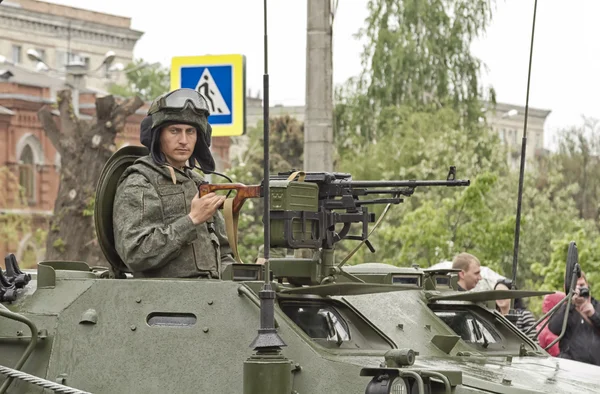 The soldier behind a machine gun in a tower, infantry fighting v — Stock Photo, Image