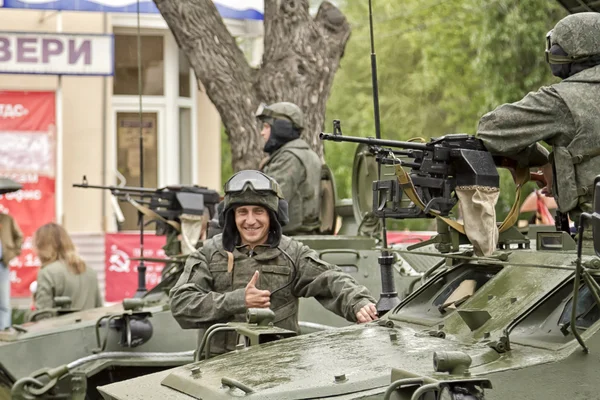 Soldados de las fuerzas armadas muestran el pulgar hacia arriba en el desfile — Foto de Stock