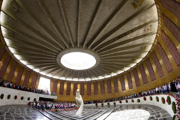 Věnce z květin, kterým u Památníku eternal flame, já — Stock fotografie