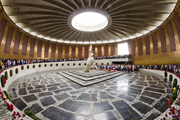 Věnce z květin, kterým u Památníku eternal flame, já — Stock fotografie