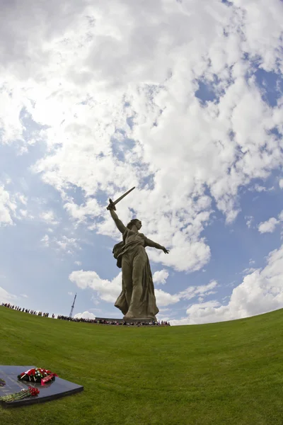 Vistas de la estatua de la Patria está llamando Mamayev Kurgan — Foto de Stock