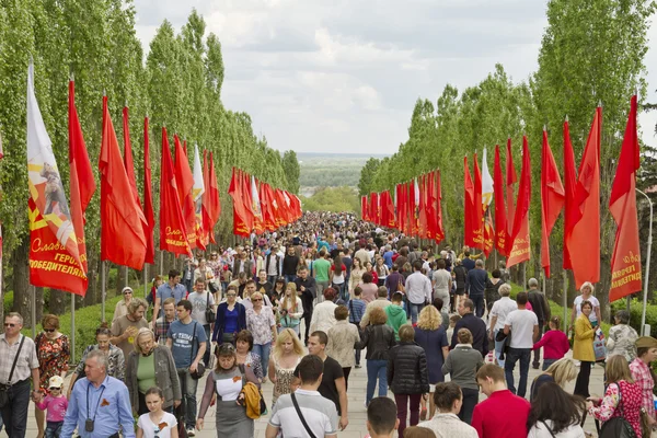 Groot aantal mensen kwam op een bewolkte dag op de Mamayev Ku — Stockfoto