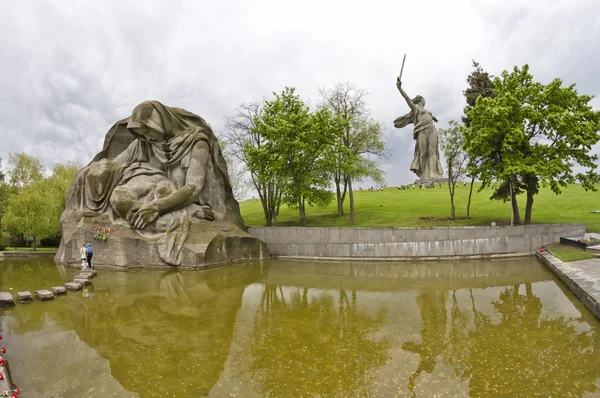 Скульптура скорбящей матери и плавательный бассейн "озеро слез — стоковое фото