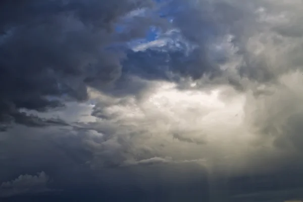 La luz del sol fluye a través de nubes —  Fotos de Stock