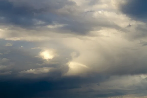 La luz del sol fluye a través de nubes —  Fotos de Stock