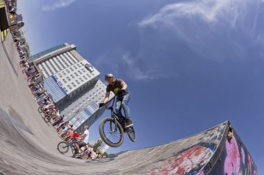 BMX bisikletçi bir dublör atlama gerçekleştirir