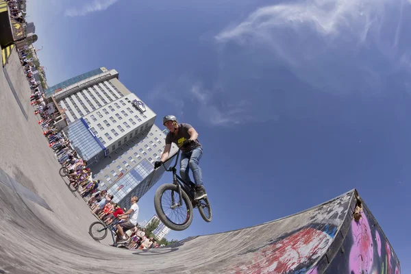 BMX ciclista realiza um salto de dublê — Fotografia de Stock