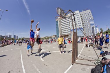 Defender'ı kapsayan bir ortalama mesafe bir atmak