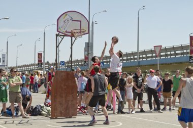 streetball oyun üzerinde ortalama bir mesafeden bir atış