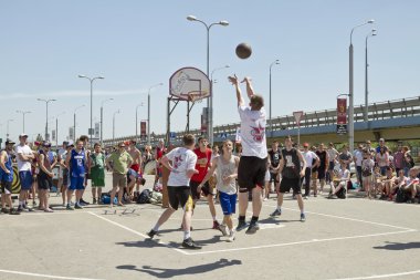 streetball oyun üzerinde ortalama bir mesafeden bir atış