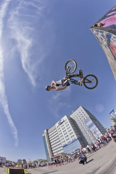 BMX rowerzysta wykonuje skok stunt — Zdjęcie stockowe