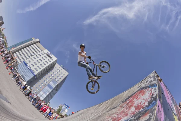 BMX cycliste effectue un saut de cascade — Photo