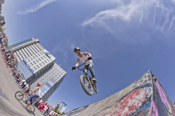 BMX cyklista provádí kaskadérské skok — Stock fotografie