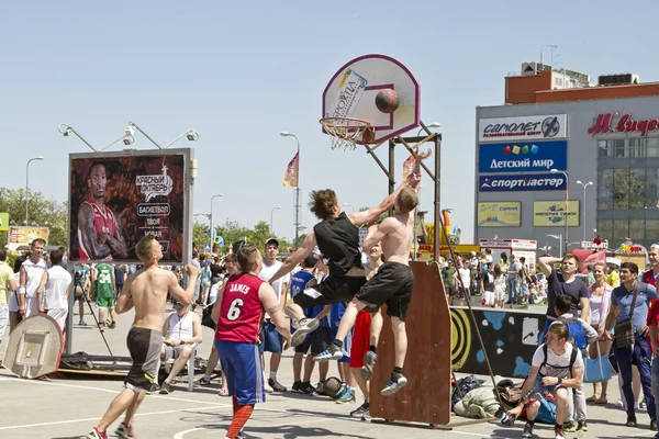 Shot from under the basket after a good combination — Stock Photo, Image