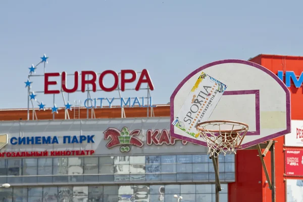 Basketbalový opěradlo a košík na pozadí shopp — Stock fotografie