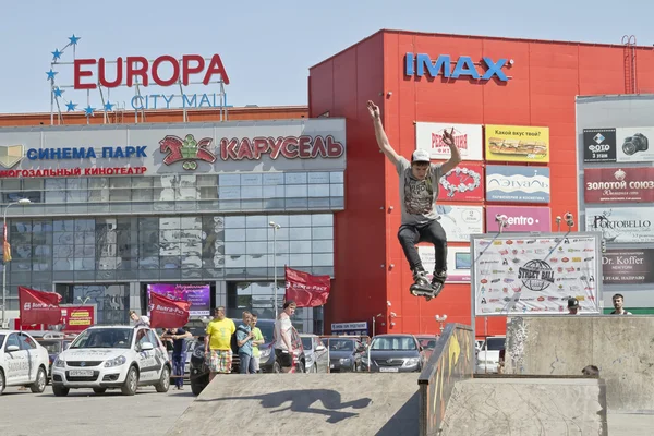 Roller sportowiec wykonuje skok Podstawowy trik — Zdjęcie stockowe